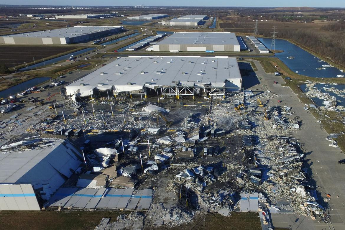 Centro de distribución Amazon arrasado por tornado en Kentucky, Reuters