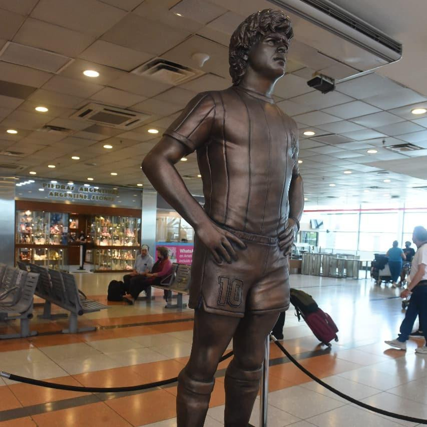 Estatua de Maradona en el Aeropuerto de Ezeiza