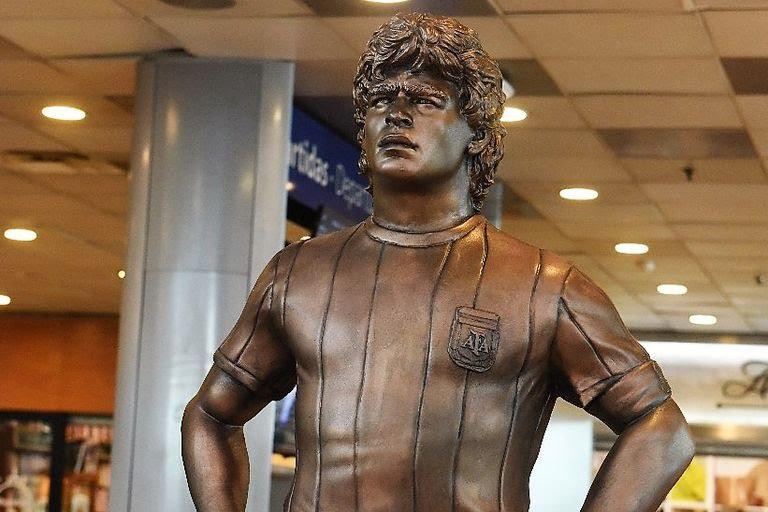Estatua de Maradona en el Aeropuerto de Ezeiza