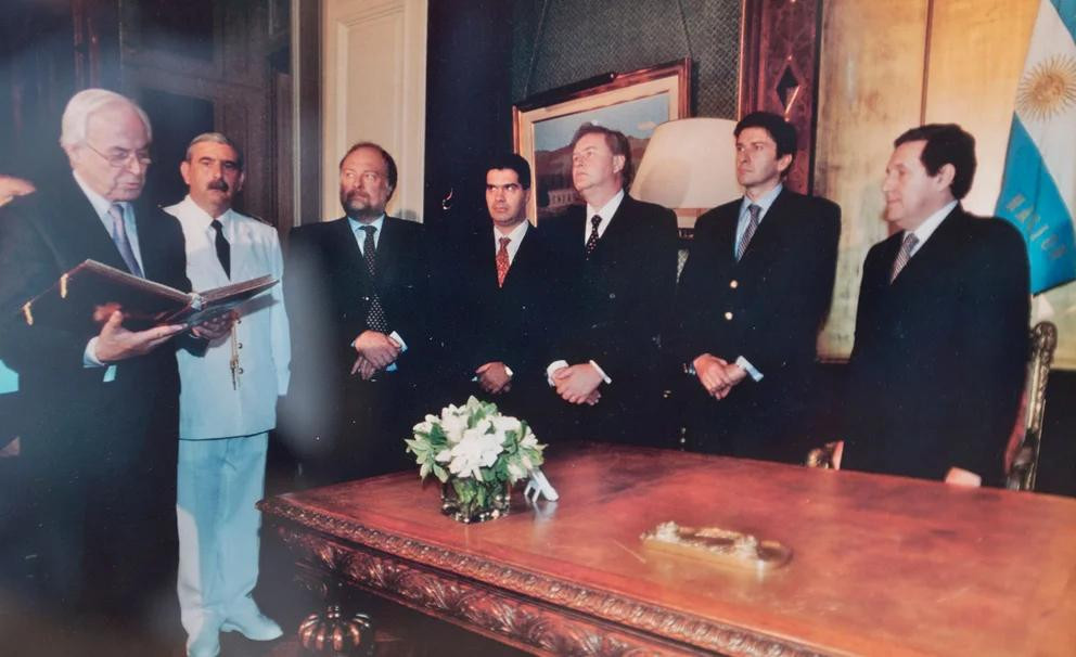 El momento en que Ramón Puerta asumió al frente del Poder Ejecutivo