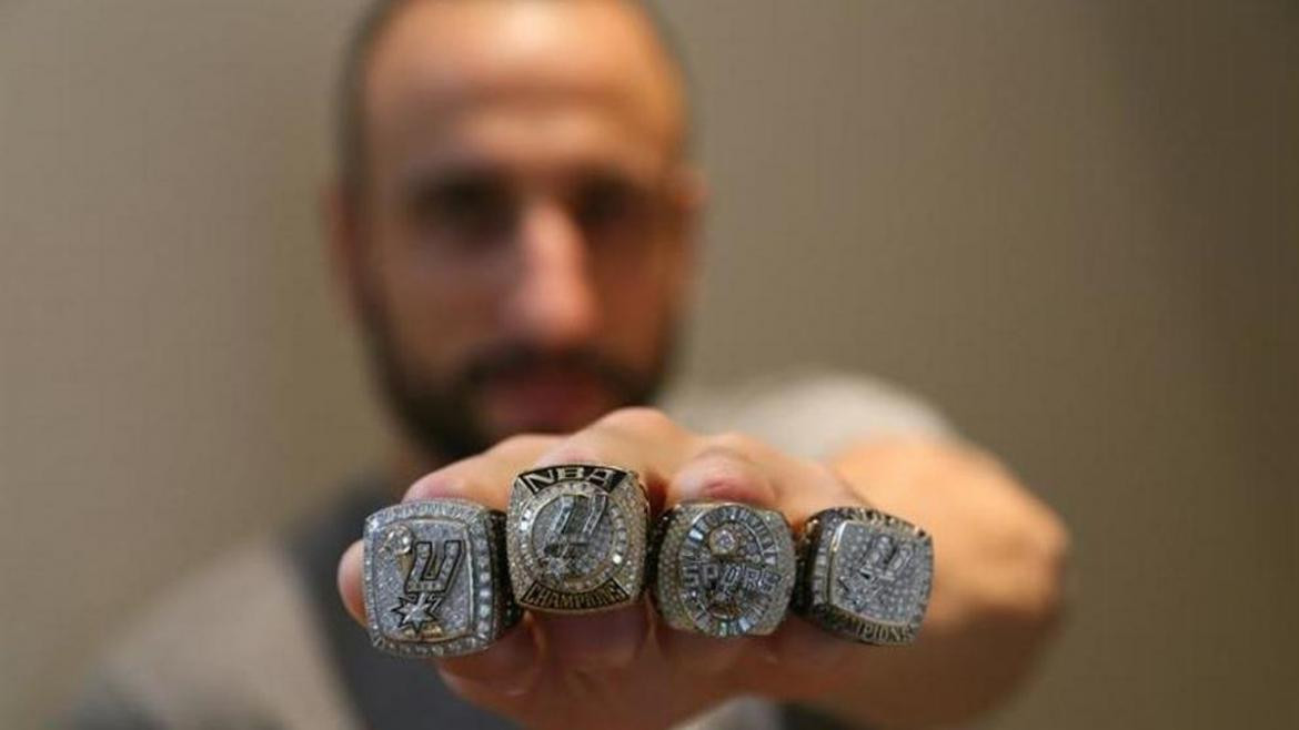 Emanuel Ginóbili con sus cuatro anillos de la NBA