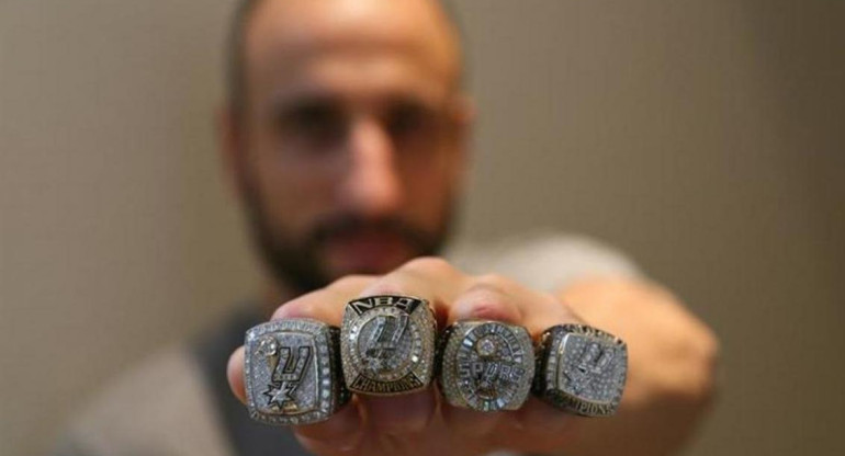 Emanuel Ginóbili con sus cuatro anillos de la NBA