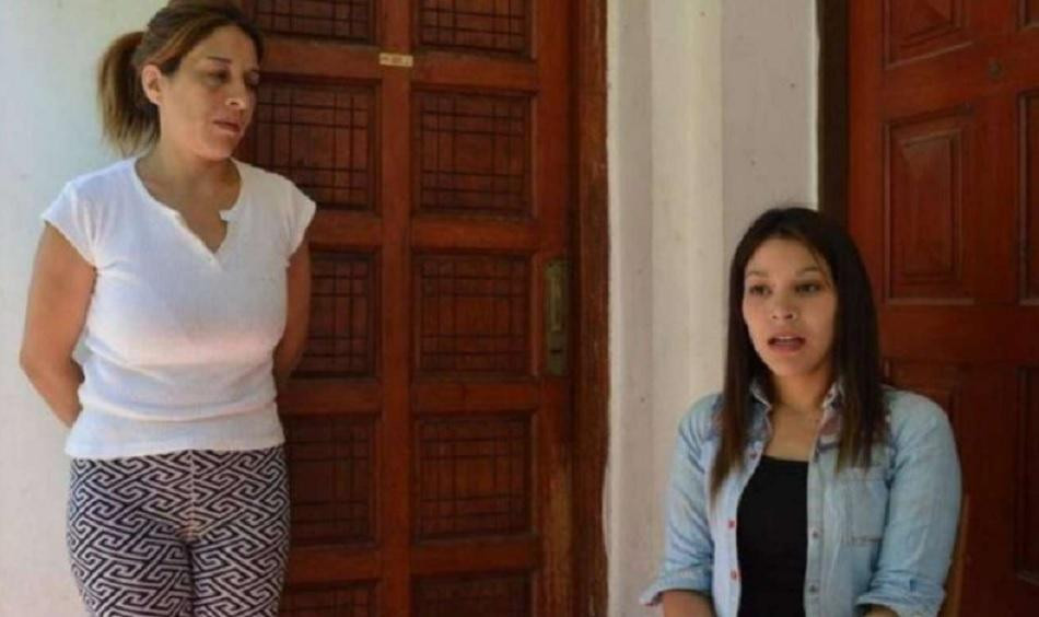 Sandra y Paula Martínez, en un reclamo de justicia y pedido de ayuda, luego de un intento de suicidio de la víctima.