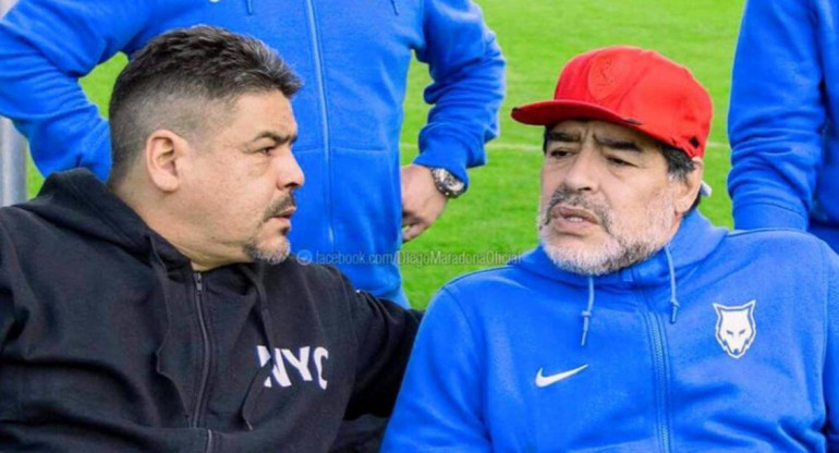 Diego y su hermano Hugo Maradona juntos en un partido