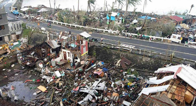 Devastador tifón en Filipinas deja casi 400 muertos.