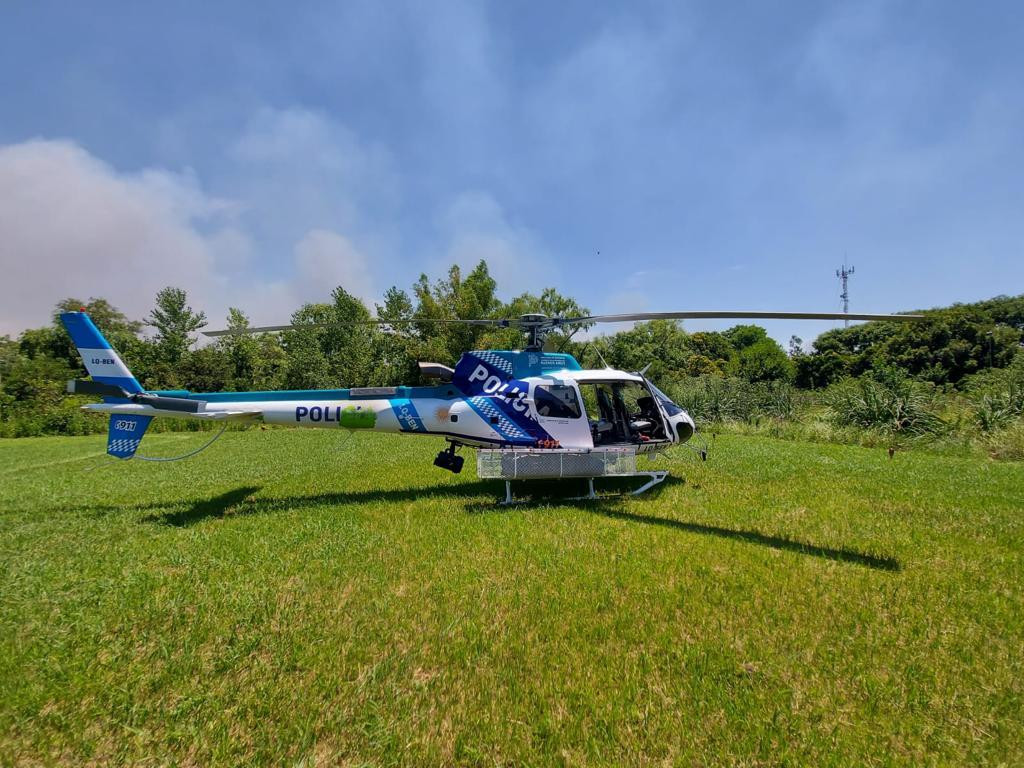 Brigadistas combaten incendios en el delta del Paraná