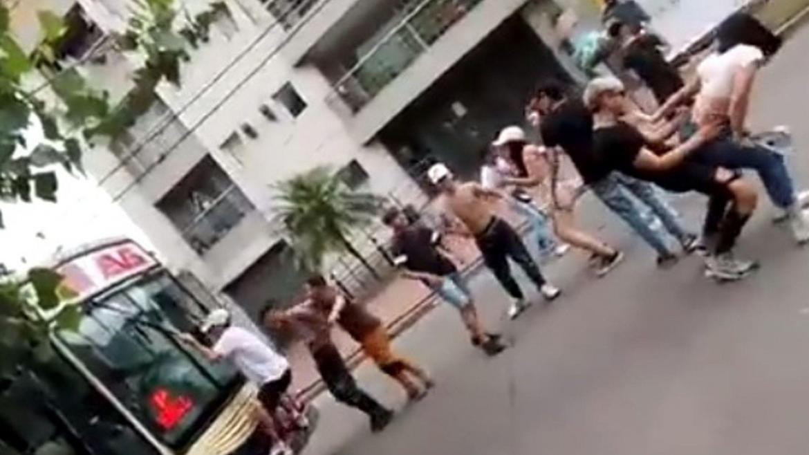 Detuvieron un colectivo y terminaron bailando sobre él en Lanús