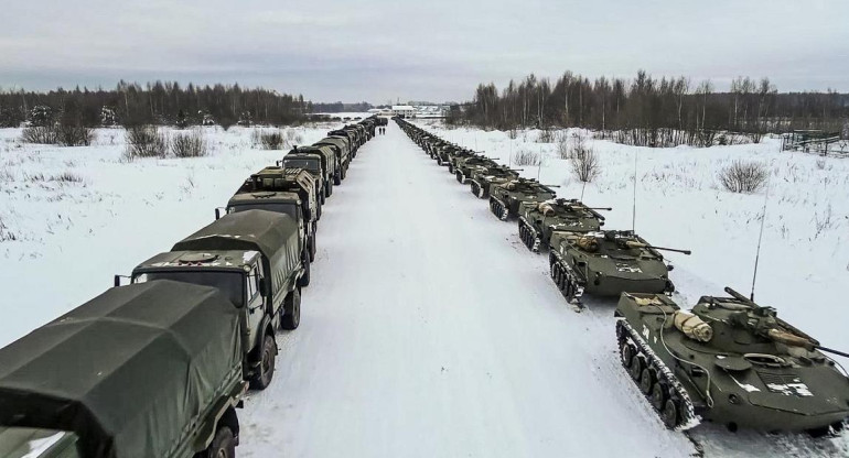 Rusia envia tanques, camiones y aviones militares a Kazajstán