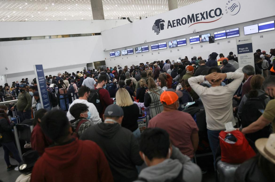 Vuelos cancelados en México por contagio masivo de pilotos.