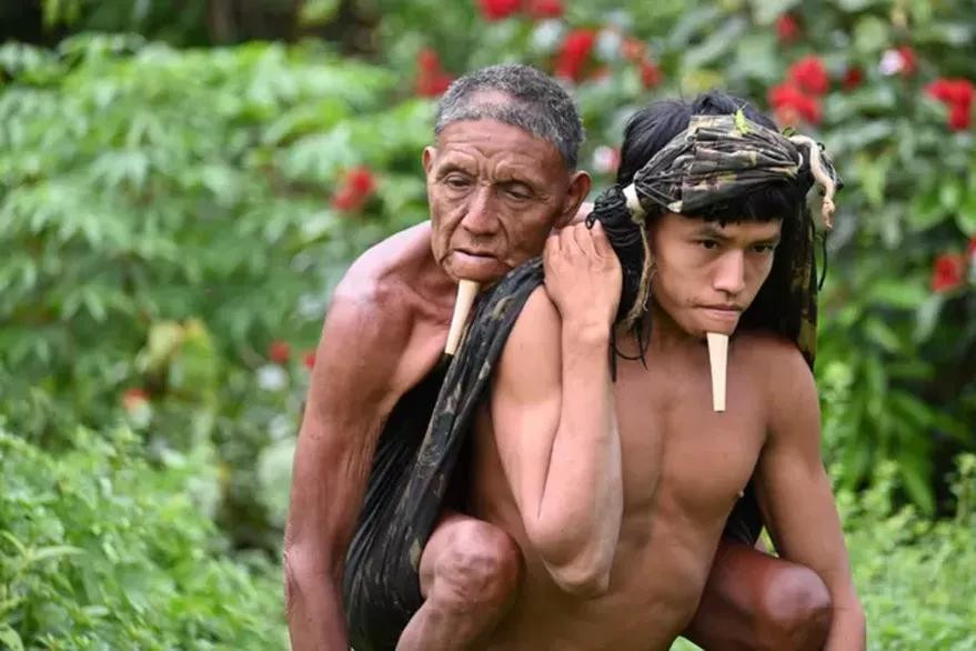 Joven cargó a su padre durante 6 horas para que lo vacunaran