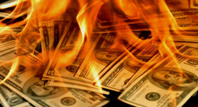 Dólares en llamas