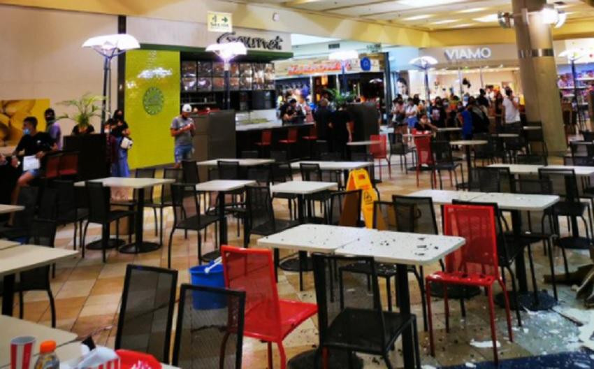 Se cayó una porción de cielorraso en medio del patio de comidas del shopping Plaza Oeste	