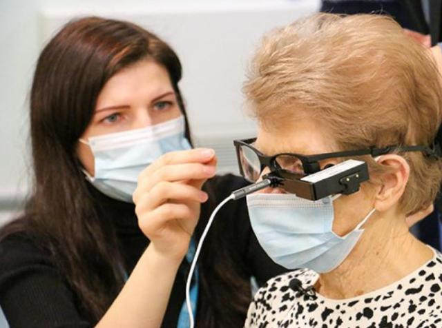 Una mujer recupera su visión tras recibir el primer implante de un chip biónico