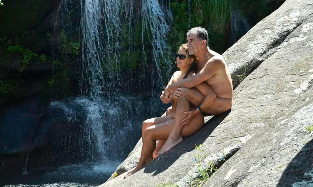 Pareja nudista promueve turismo al desnudo