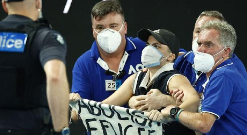 Temor en el Abierto de Australia: una mujer saltó a la cancha e interrumpió la final entre Nadal y Medvedev	