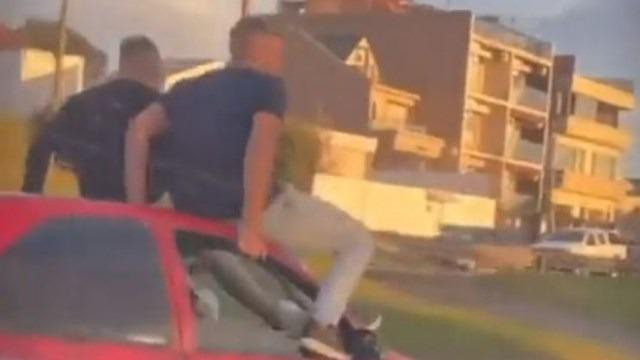 Mar del Plata: filman a dos jóvenes subidos al techo de un auto en movimiento
