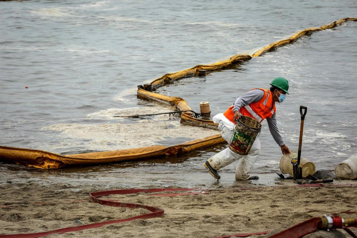 Derrame de petróleo en mar de Perú. EFE.
