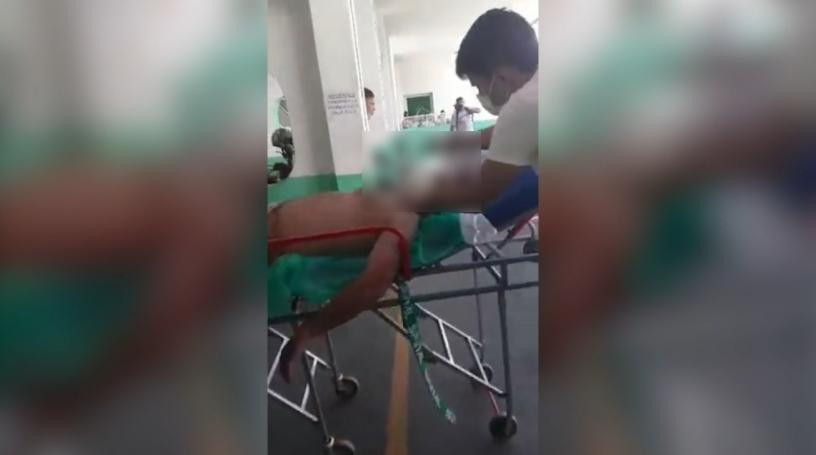 Dramático momento en el que ingresan a un hombre intoxicado, captura video