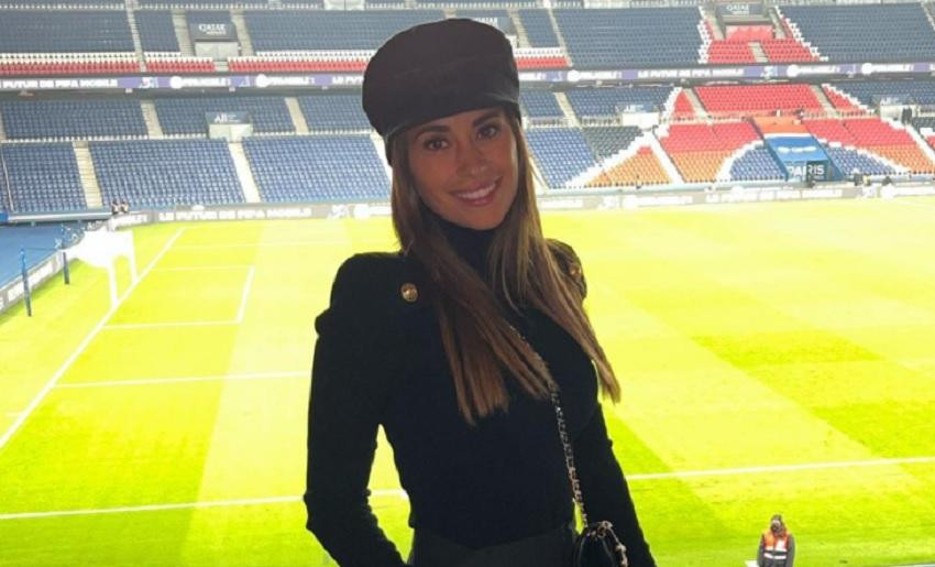 Antonela Roccuzzo posó en el campo del PSG