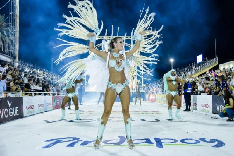 Luciana Figueroa, reina de la comparsa Kamarr en el Carnaval del País