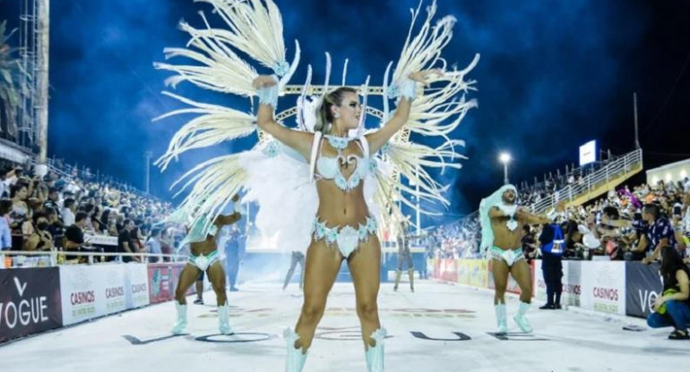 Luciana Figueroa, reina de la comparsa Kamarr en el Carnaval del País
