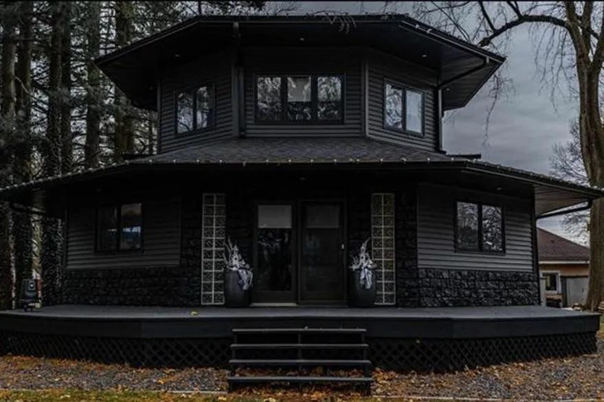 Casa negra en Illinois, Estados Unidos