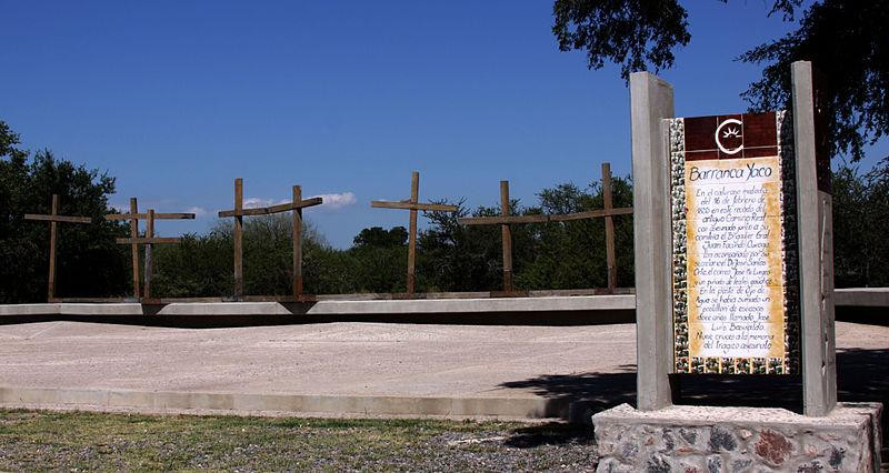 Las cruces colocadas en Barranca Yaco son un homenaje a quienes fueron asesinados