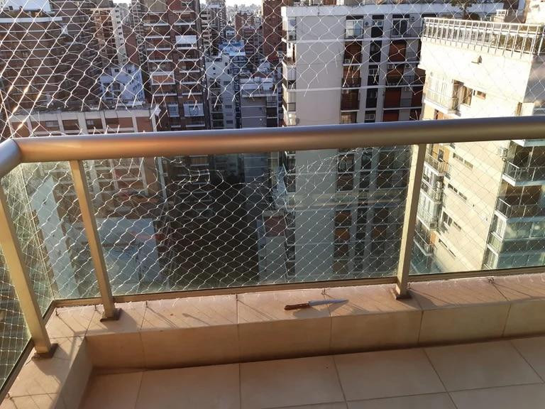 Red cortada del balcón desde donde cayó Gustavo Martínez