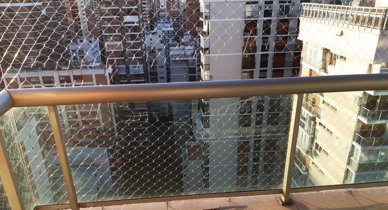 Red cortada del balcón desde donde cayó Gustavo Martínez