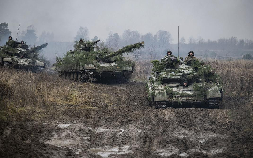 Tanques de Rusia entrando en Ucrania, Reuters