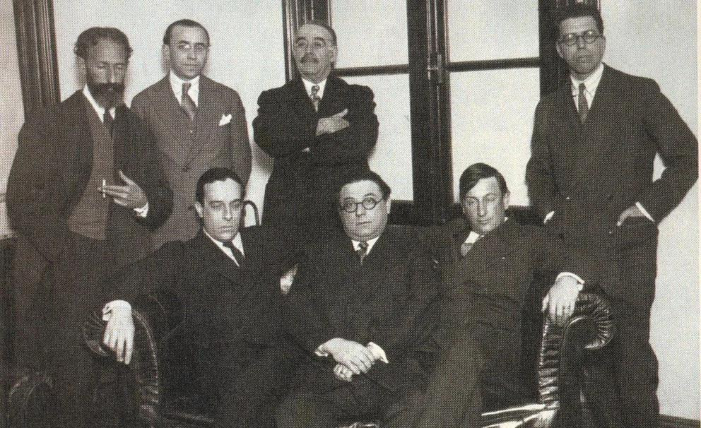 Quiroga (de pie, el primero de la izquierda), su amigo Leopoldo Lugones (con brazos cruzados), Baldomero Fernández Moreno (sentado, a la izquierda) y Alberto Gerchunoff (sentado, al centro)