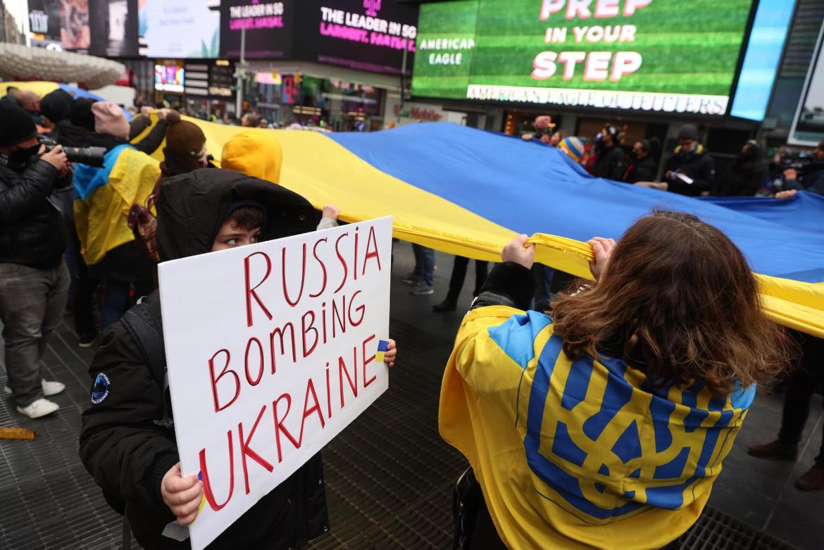 Manifestantes apoyan a Ucrania en Times Square, EFE