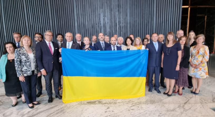 Embajadores posaron con la bandera de Ucrania, foto NA