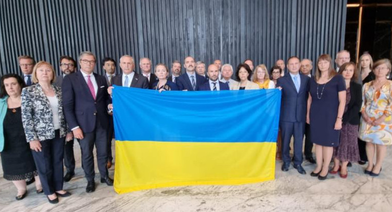 Embajadores posaron con la bandera de Ucrania, foto NA