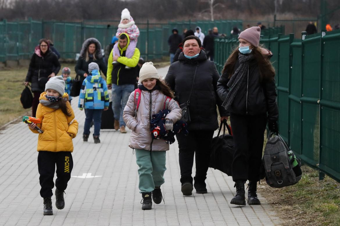 Ucranianos dejan su país tras la invasión rusa, foto Reuters