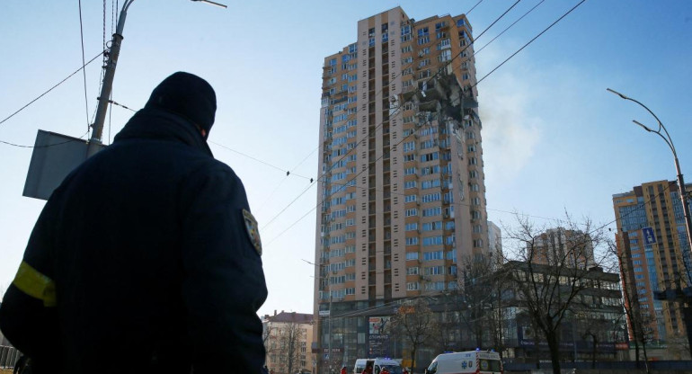 Edificio residencial atacado por las fuerzas rusas en Ucrania, REUTERS