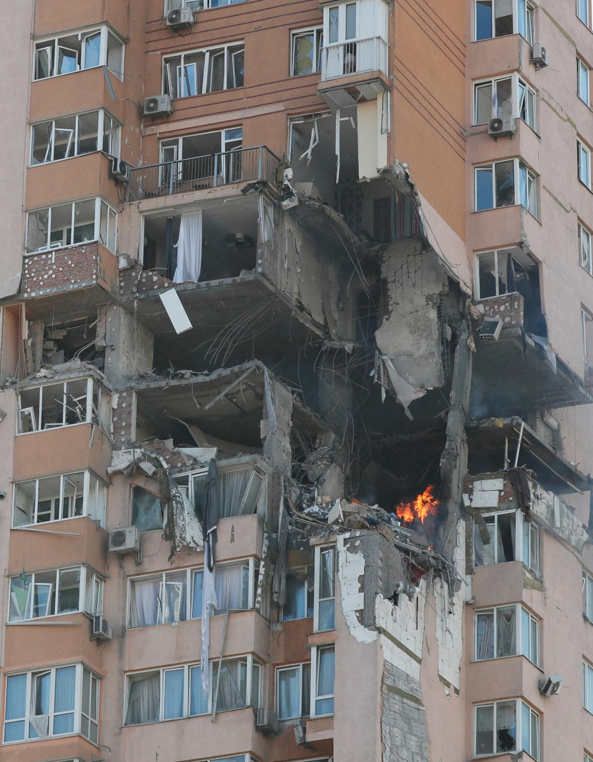 Edificio residencial atacado por las fuerzas rusas en Ucrania, REUTERS