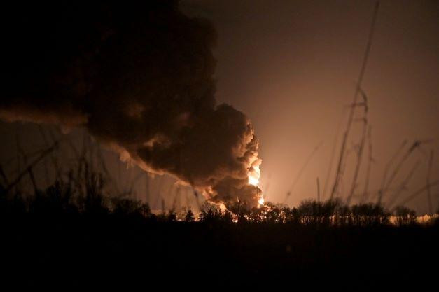 Gaseoducto en llamas tras un bombardeo en la base militar de Vasylkiv, en la región de Kiev 28-2-22