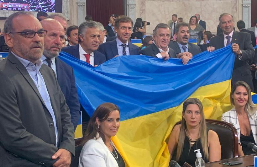 Juntos por el Cambio llenó el Congreso de banderas de Ucrania para cuestionar la postura del Gobierno, NA