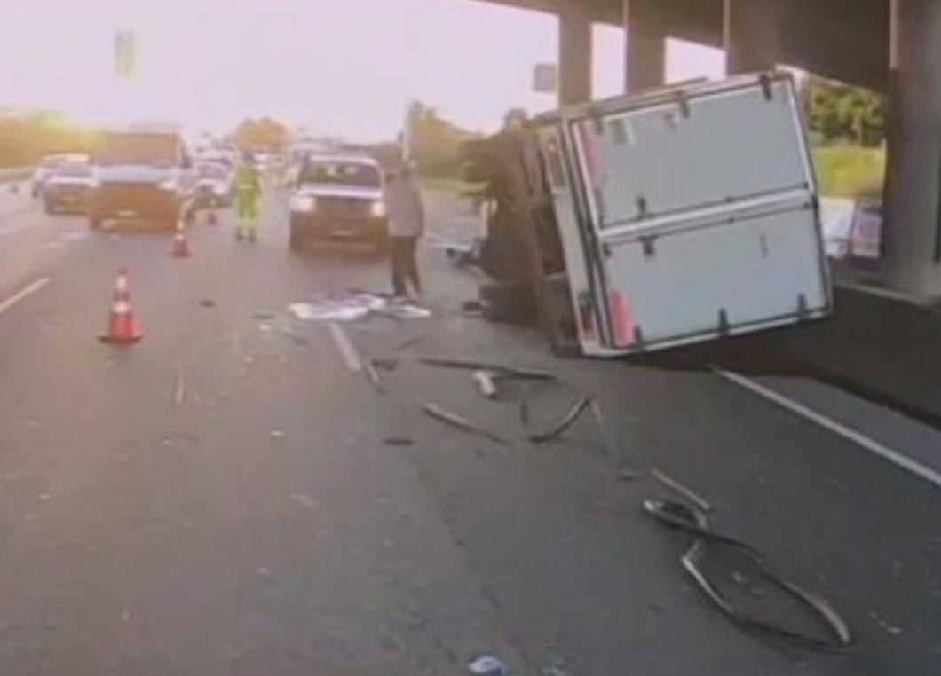 Camión volcado en Acceso Oeste, NA