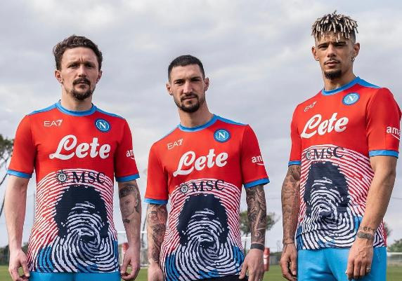 Nueva camiseta de Napoli en homenaje a Maradona