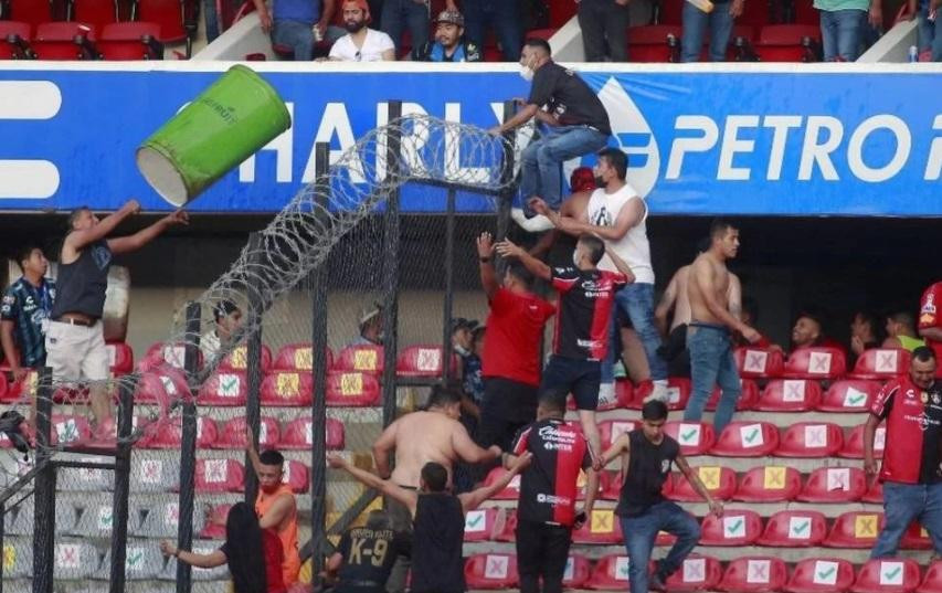 Ataques entre hinchas de Atlas y Querétaro de México