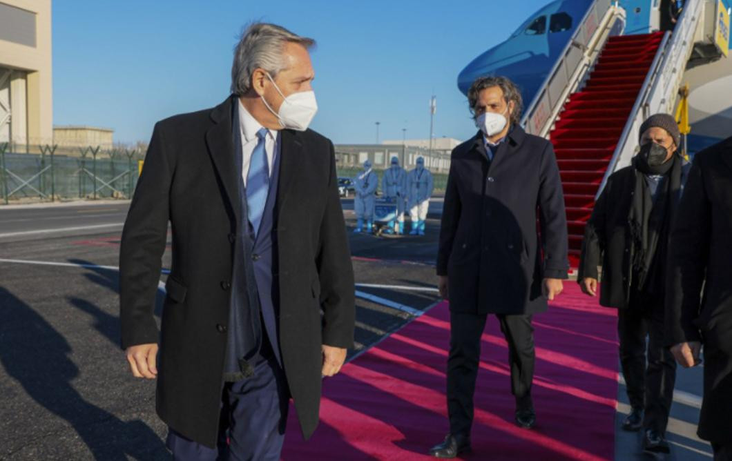 Alberto Fernández, presidente de Argentina, viaje en avión, gira presidencial, NA