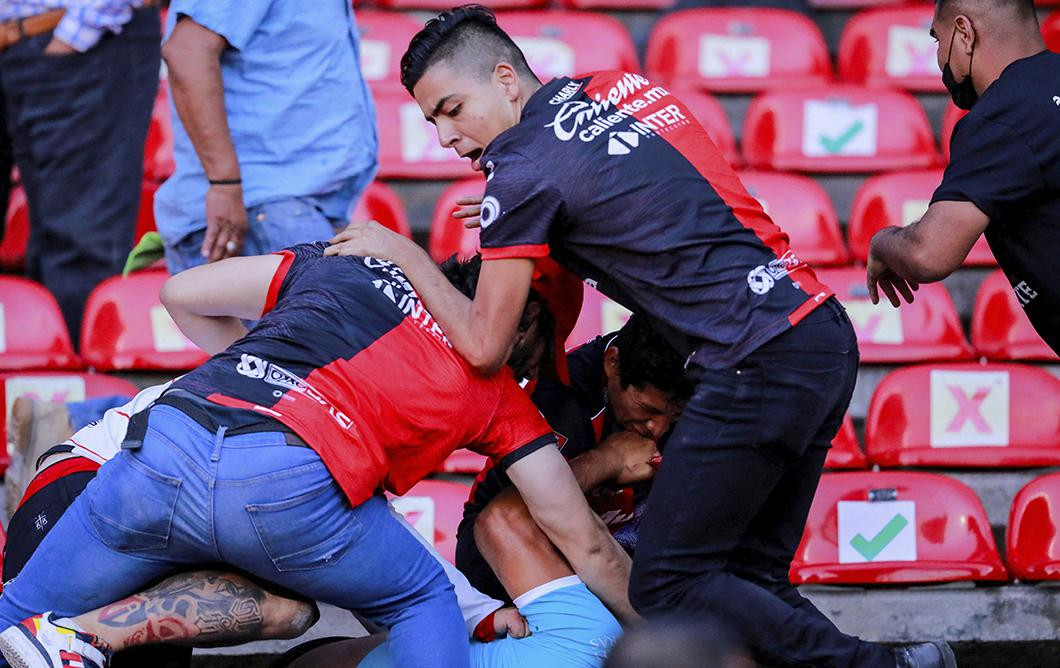 Violencia en el fútbol, México, pelea de barrabravas, Reuters