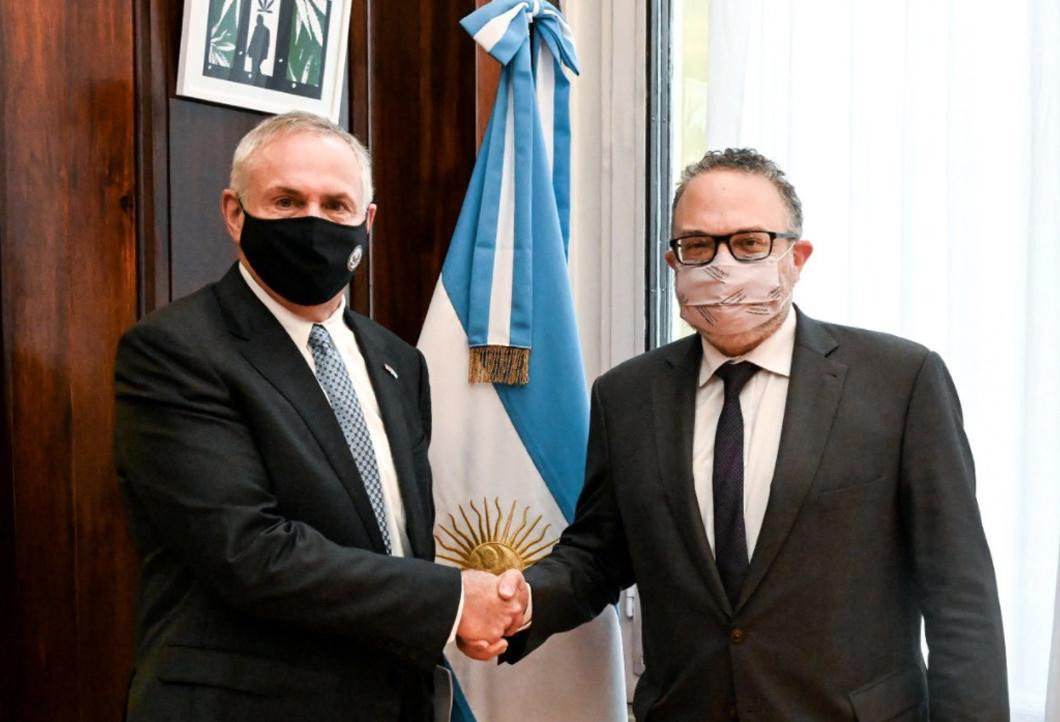 El ministro Matías Kulfas, con el embajador de EEUU, Marc Stanley, NA