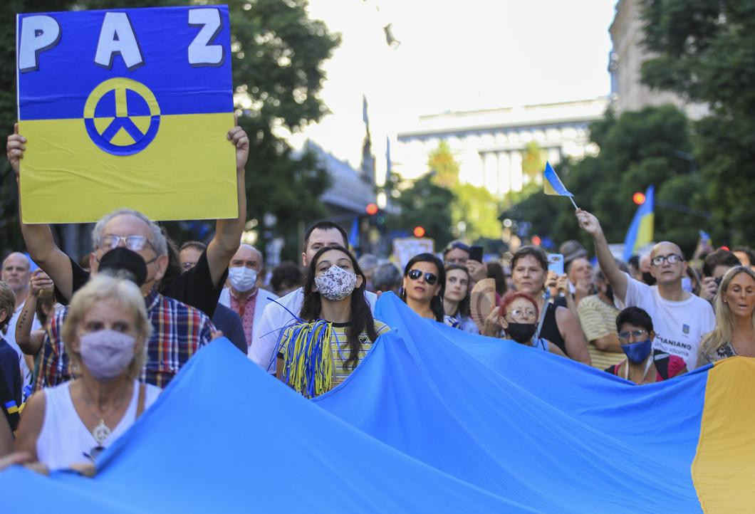 Multitudinaria marcha en apoyo a Ucrania en el centro porteño