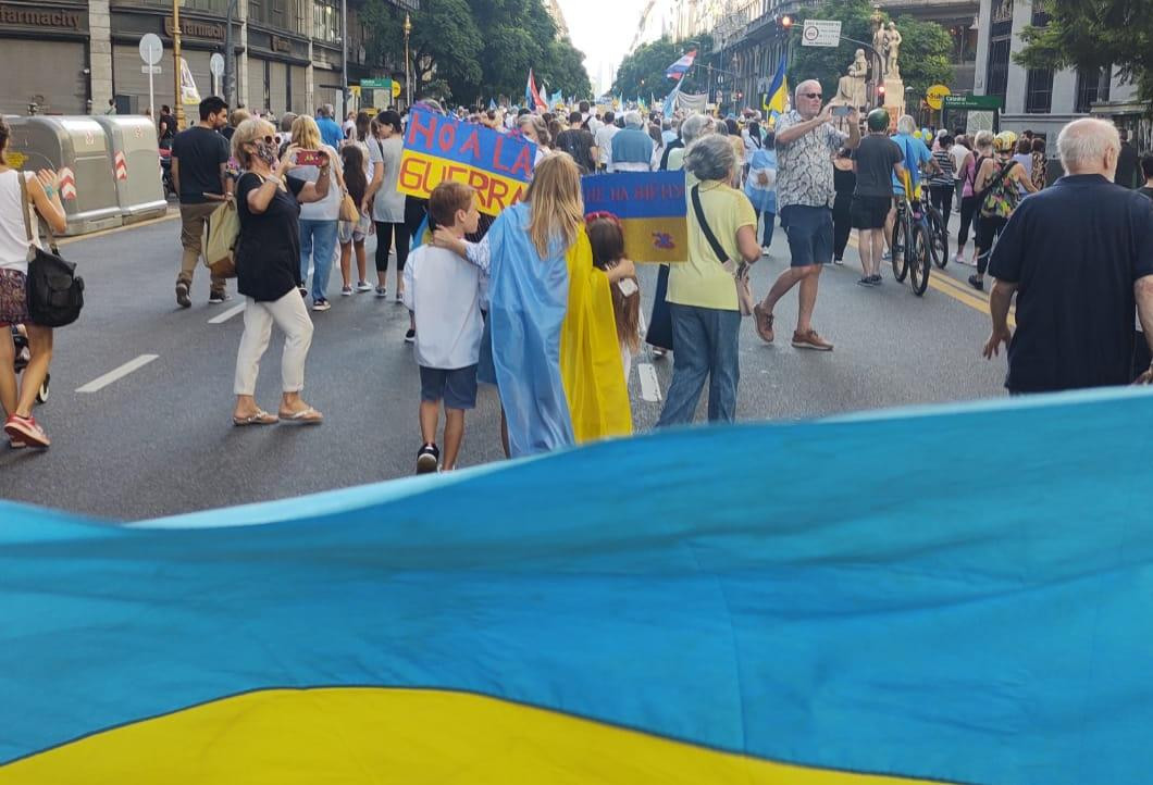 Multitudinaria marcha en apoyo a Ucrania en el centro porteño