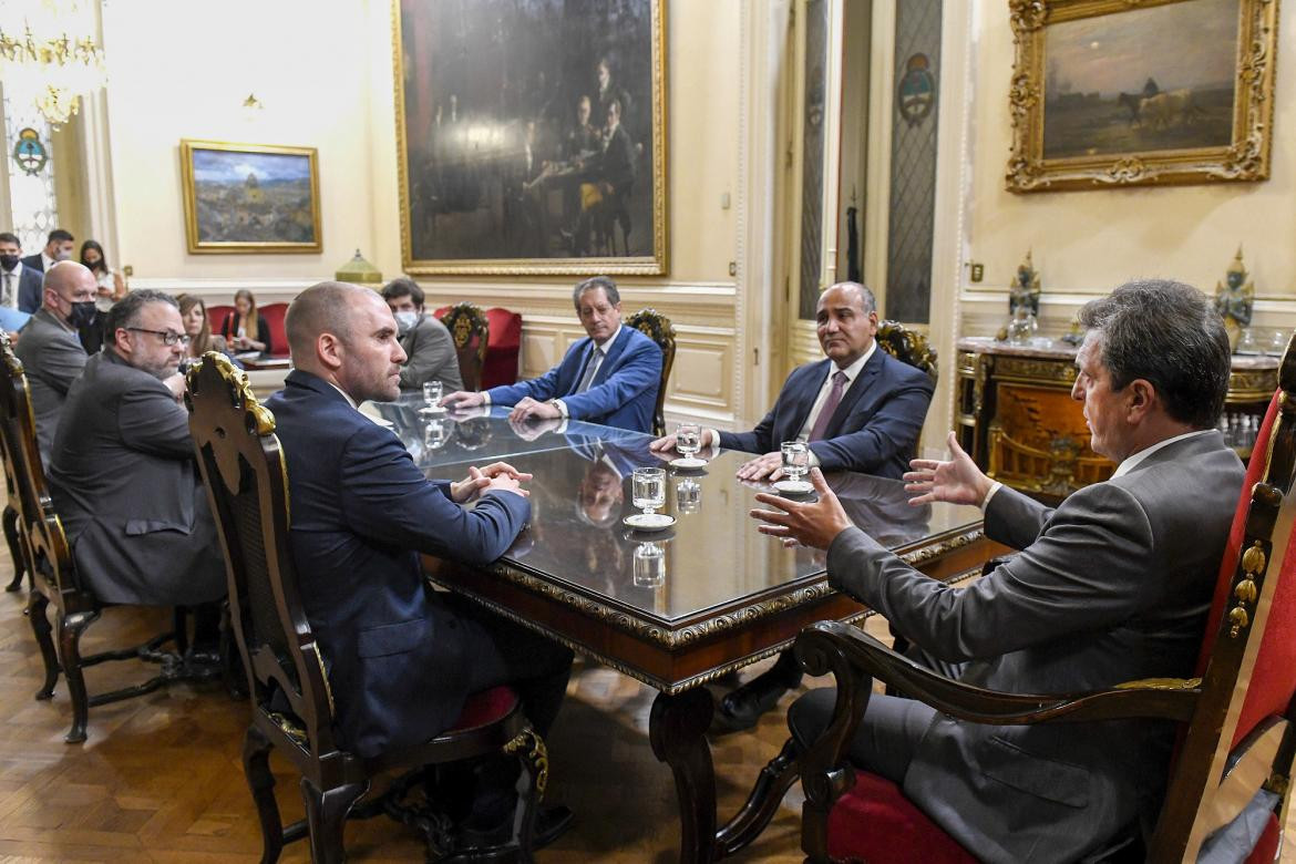 Sergio Massa, junto a Juan Manzur y el ministro Martín Guzmán. NA.