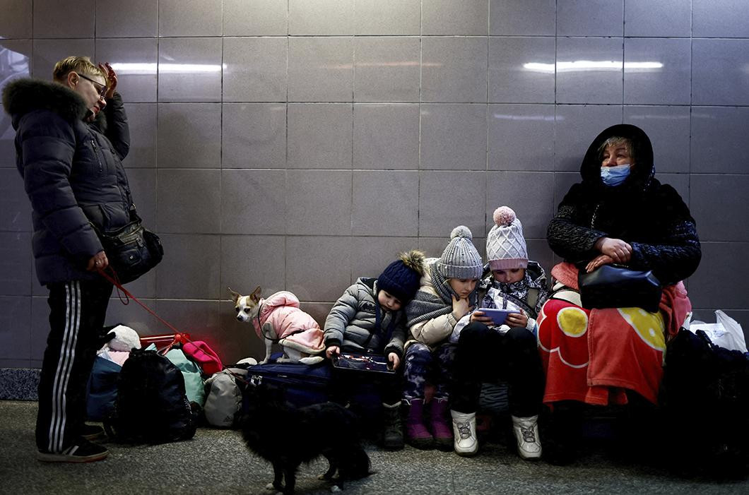 Refugiados en estación de subte de Ucrania