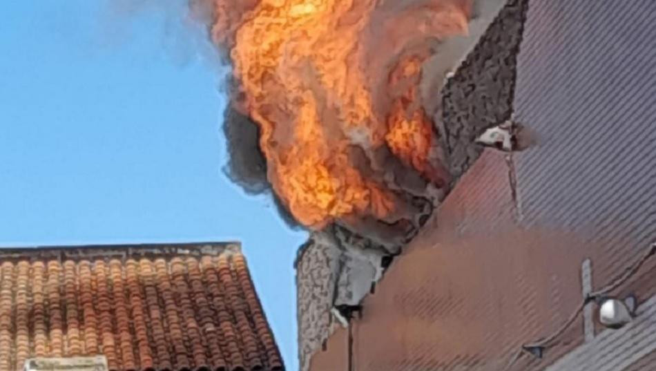 Un incendio destruyó un enorme depósito en Lomas de Zamora
